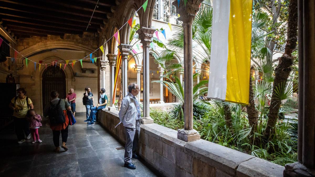 Busos cap a Madrid i passant del català: així espera l'espanyolisme de missa la visita del Papa