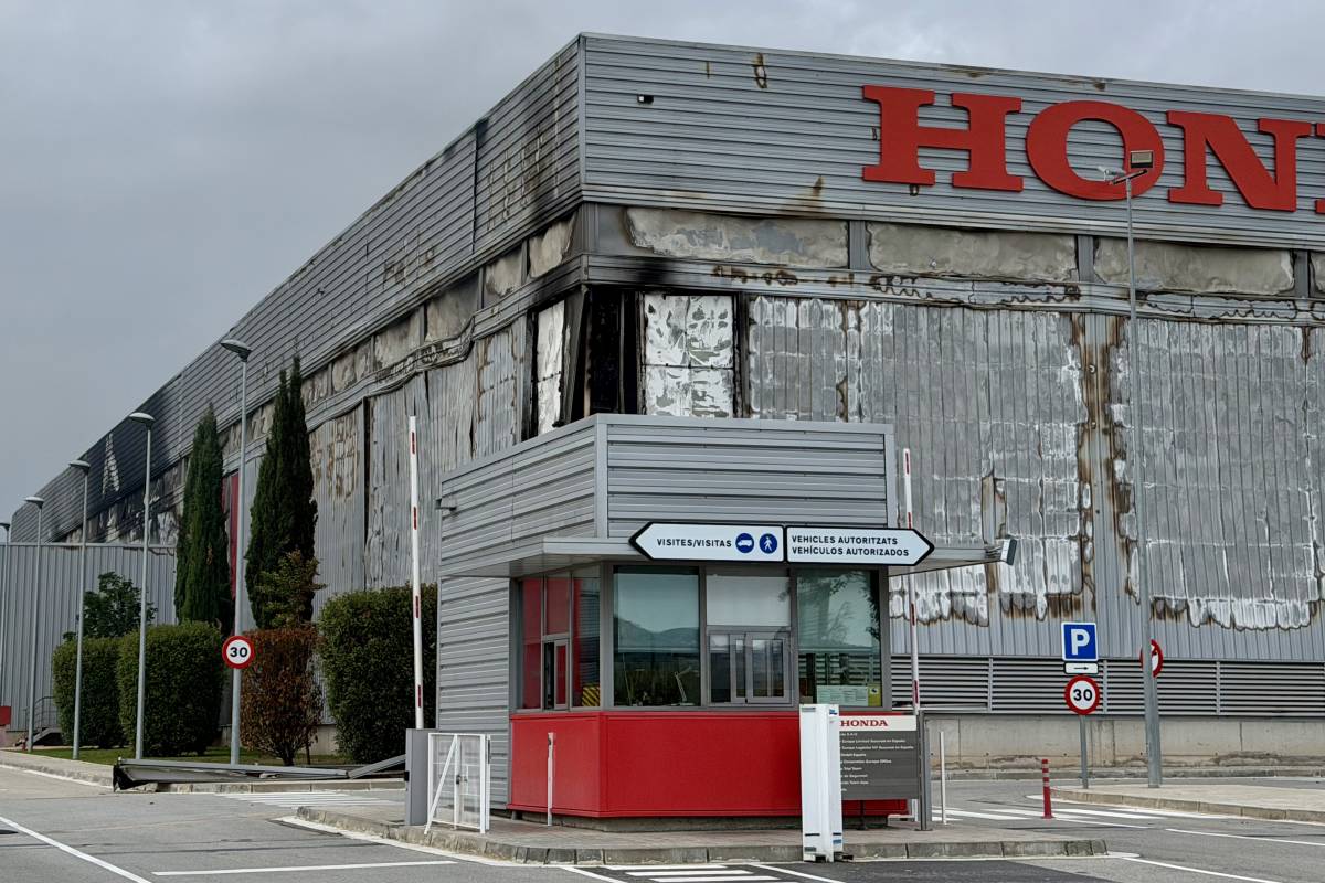 Controlat el foc de Santa Perpètua que ha cremat 20.000 metres quadrats de la nau d'Honda