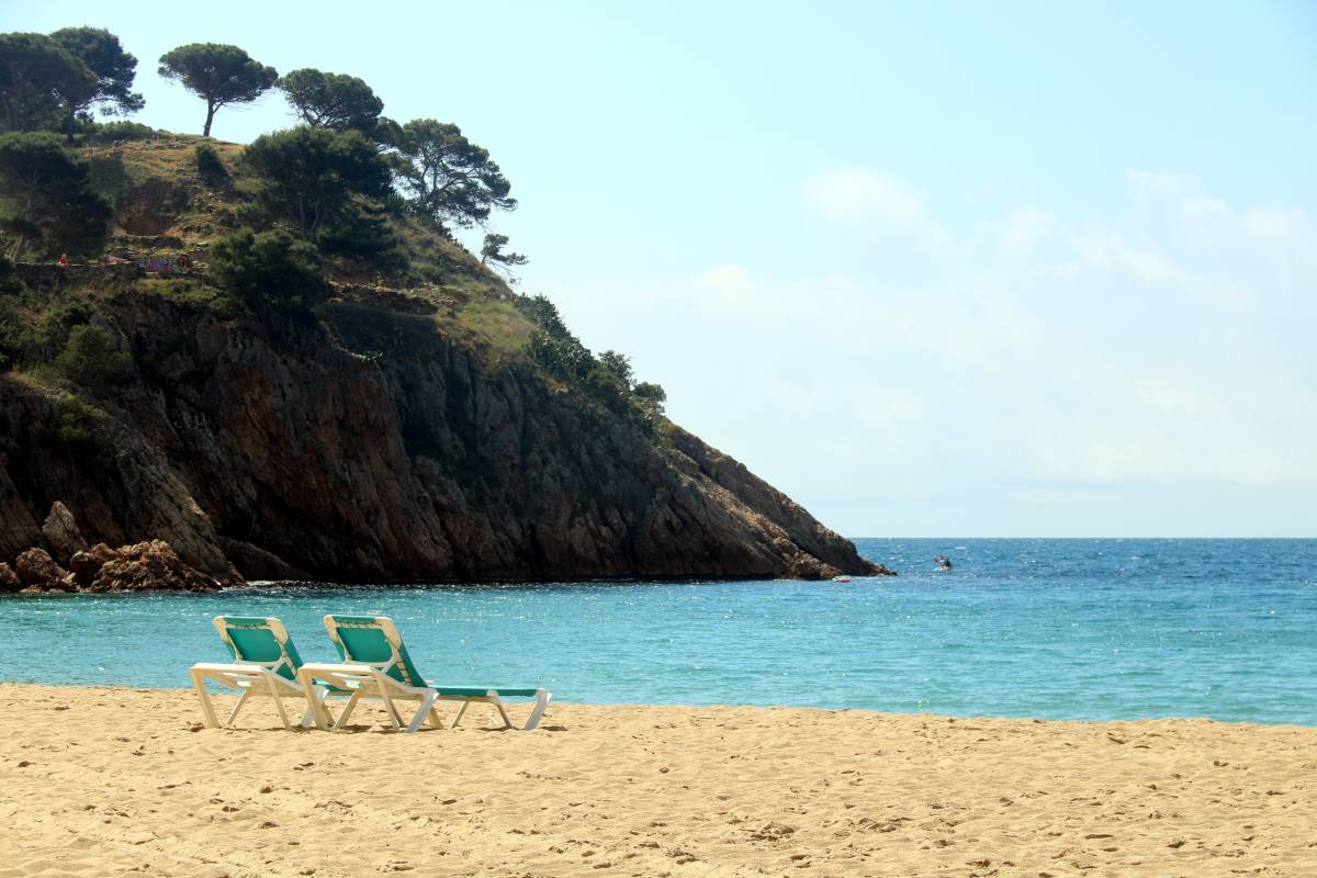 Prohibit el bany en una platja de la Costa Brava mentre es repara una canonada d'aigües residuals