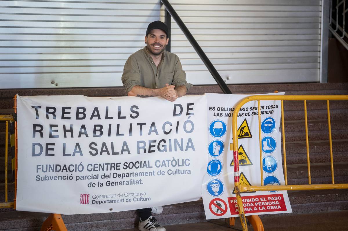 El baixista, a l'entrada del Teatre Regina, en obres - Nebridi Aróztegui