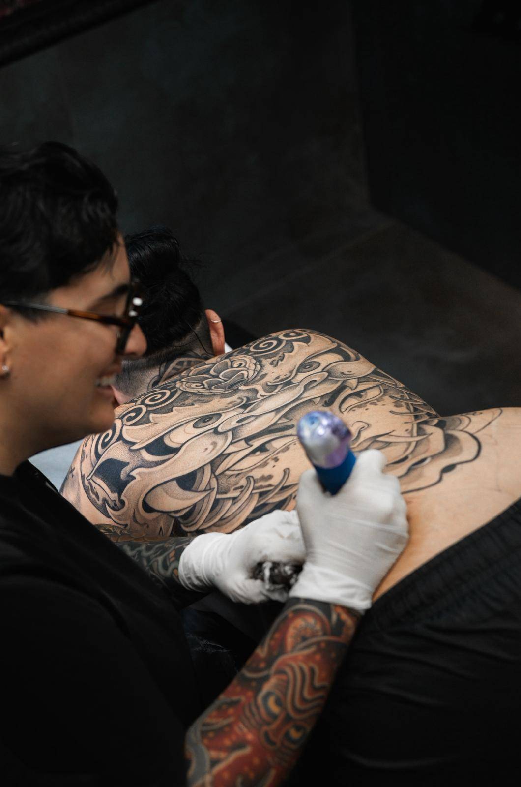 Del Valley, fent un tatuatge - Cedida Del Valley, fent un tatuatge