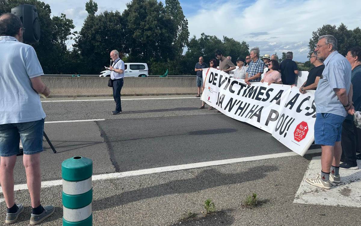 «Ja hem esperat prou»: entitats i veïns bloquegen la C-55 a Manresa per exigir el desdoblament definitiu