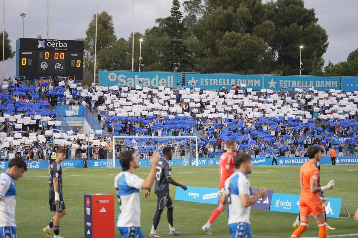El `tifo` de l`afició a la sortida dels jugadors
