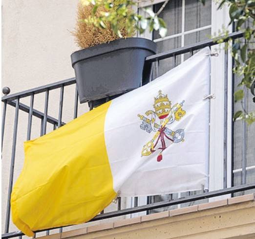 Els joves fidels es preparen per a la visita de Lleó XIV