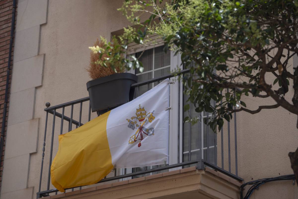 Els joves fidels es preparen per a la visita de Lleó XIV