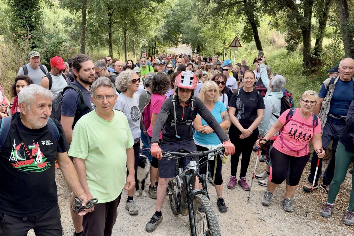 Centenars de persones desafien el tancament de Collserola