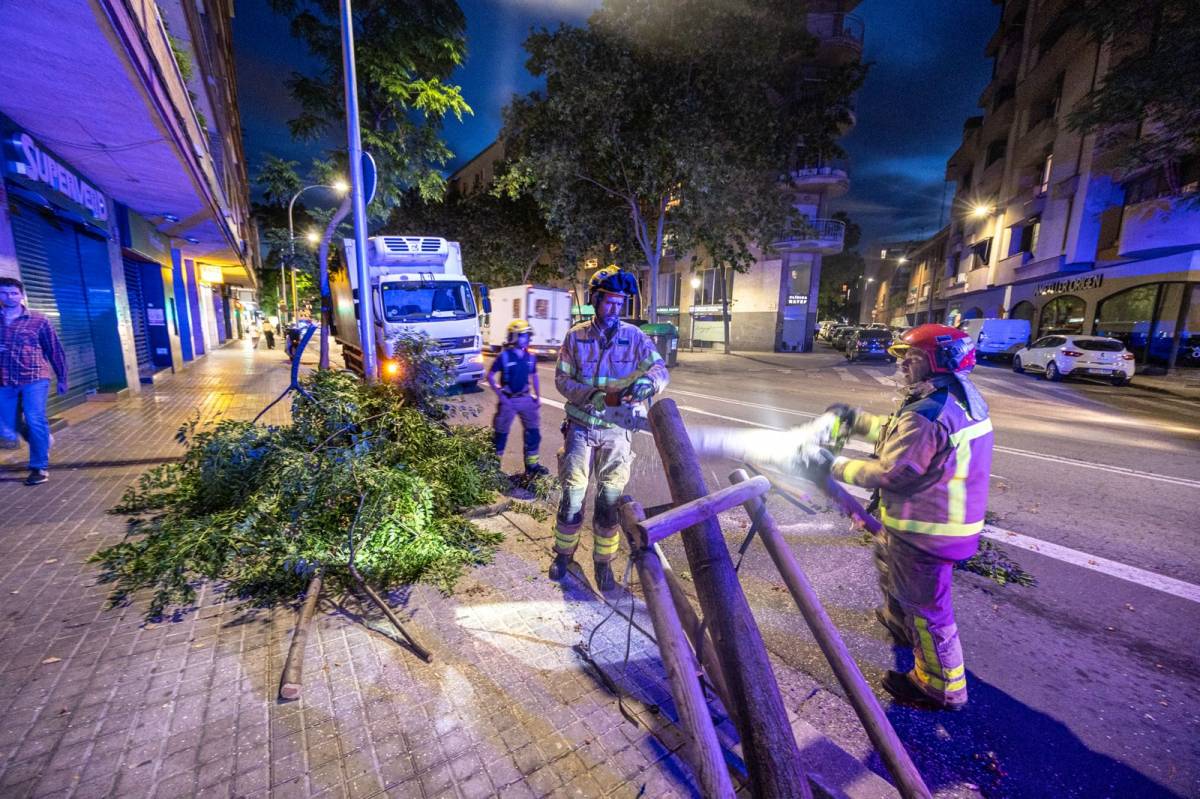 Actuació dels Bombers a la ronda de Zamenhof - JUANMA PELÁEZ Actuació dels Bombers a la ronda de Zamenhof
