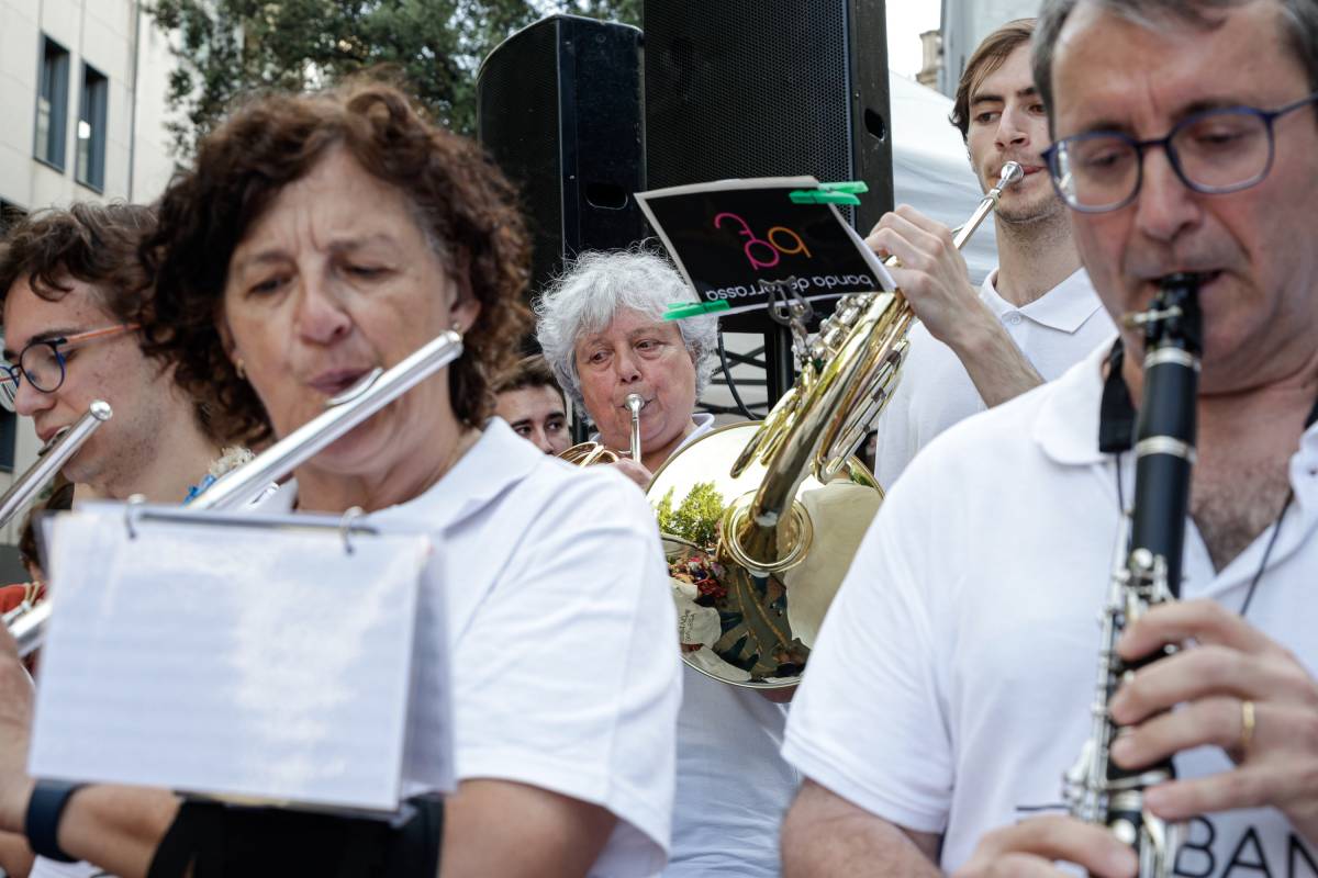 Teresa Jarque (al fons de la fotografia), que ha defensat la seva capdidatura unint-se a la Banda de Terrassa - Lluís Clotet Teresa Jarque (al fons de la fotografia), que ha defensat la seva capdidatura unint-se a la Banda de Terrassa