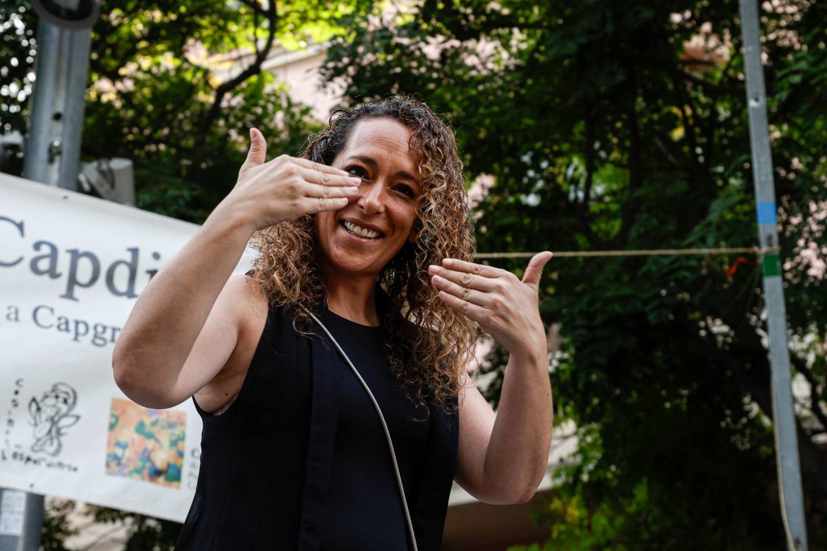 Anna Granero, durant la defensa de la seva capdidatura utilitzant llenguatge de signes - Lluís Clotet Anna Granero, durant la defensa de la seva capdidatura utilitzant llenguatge de signes