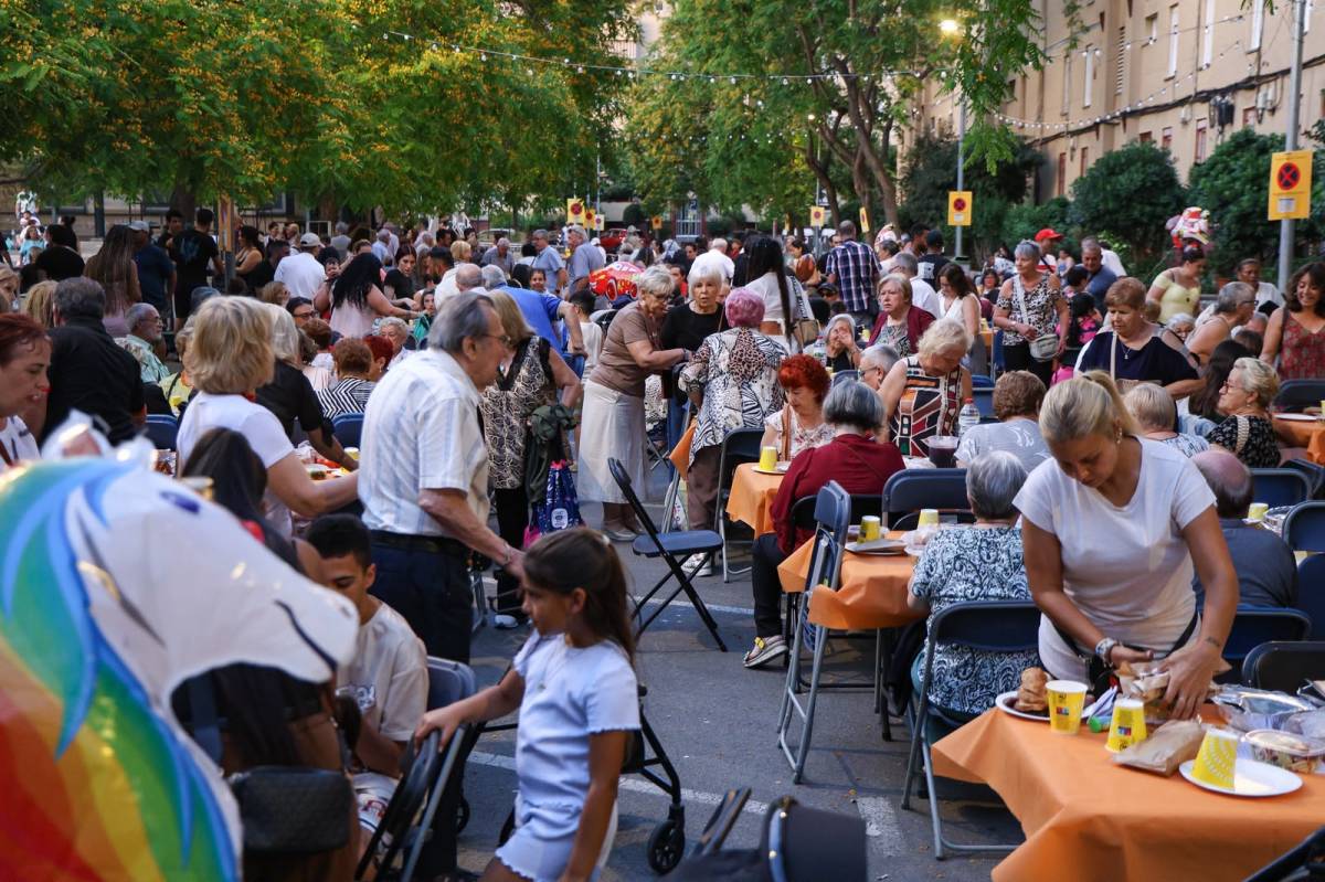 La festa major del barri d’Espronceda omple la plaça de Rogelio Soto de veïns i activitats durant tot el cap de setmana