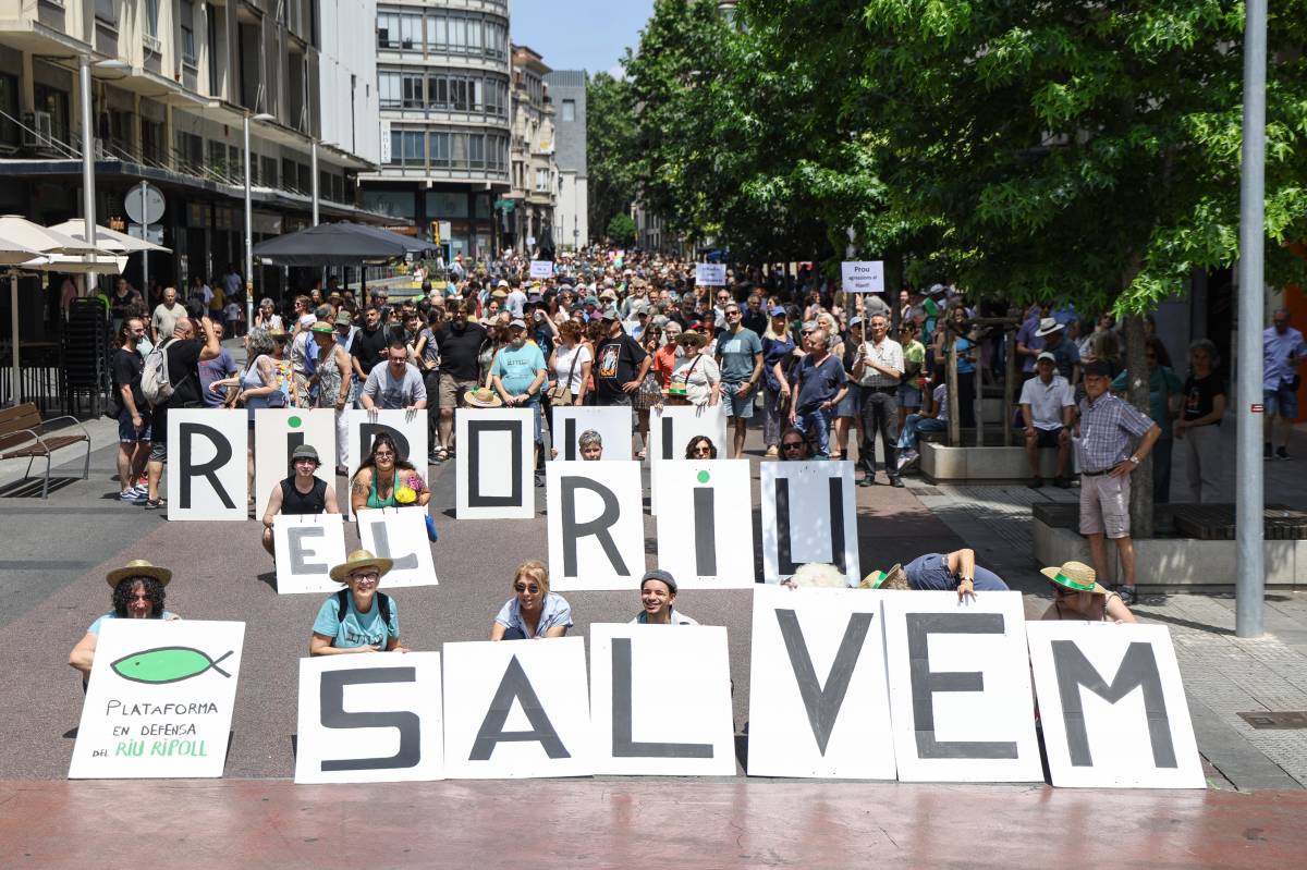 Milers de persones omplen el Centre en defensa del riu Ripoll: 