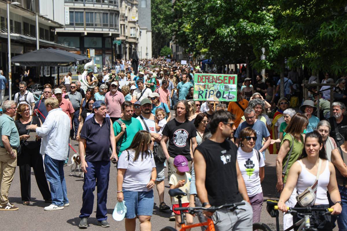 Manifestació en defensa del riu Ripoll al Centre - VÍCTOR CASTILLO Manifestació en defensa del riu Ripoll al Centre