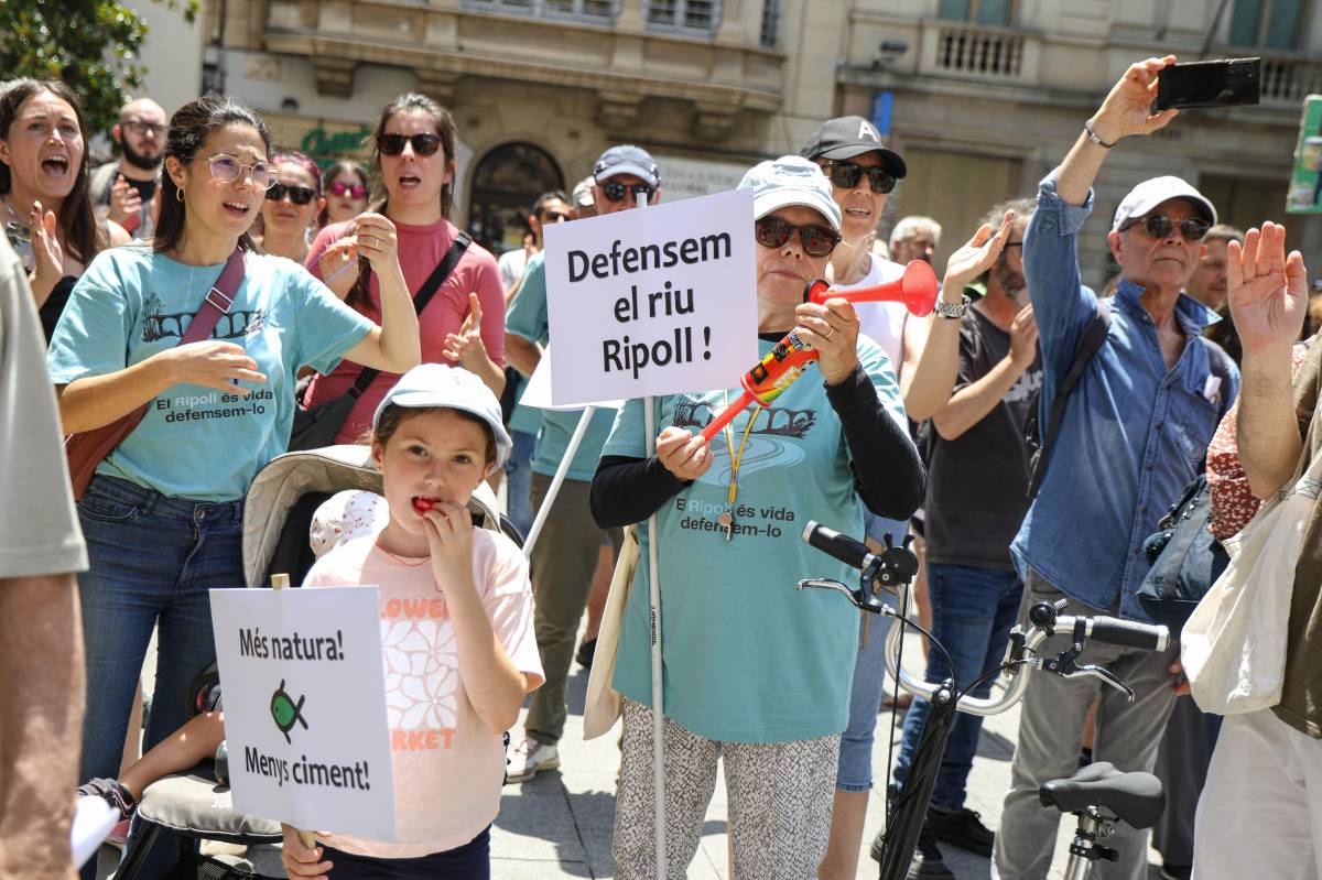 Manifestació en defensa del riu Ripoll al Centre - VÍCTOR CASTILLO Manifestació en defensa del riu Ripoll al Centre
