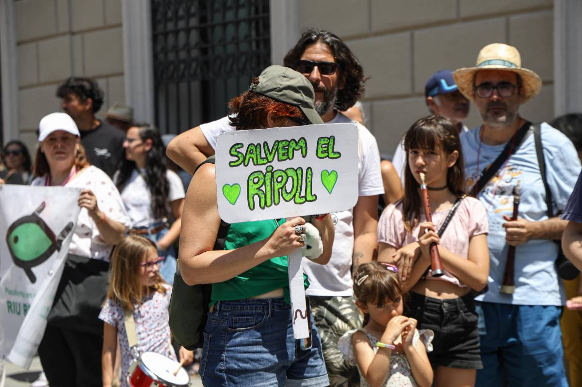 Manifestació en defensa del riu Ripoll al Centre - VÍCTOR CASTILLO Manifestació en defensa del riu Ripoll al Centre