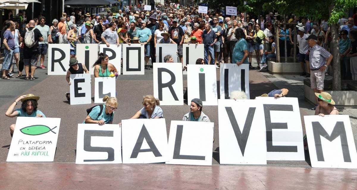 Massiva manifestació a Sabadell en defensa del riu Ripoll