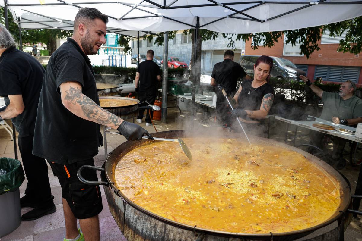 Paella popular a Les Arenes - Lluís Clotet Paella popular a Les Arenes