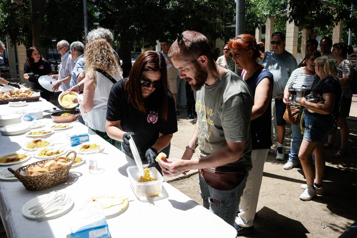 Paella popular a Les Arenes - Lluís Clotet Paella popular a Les Arenes