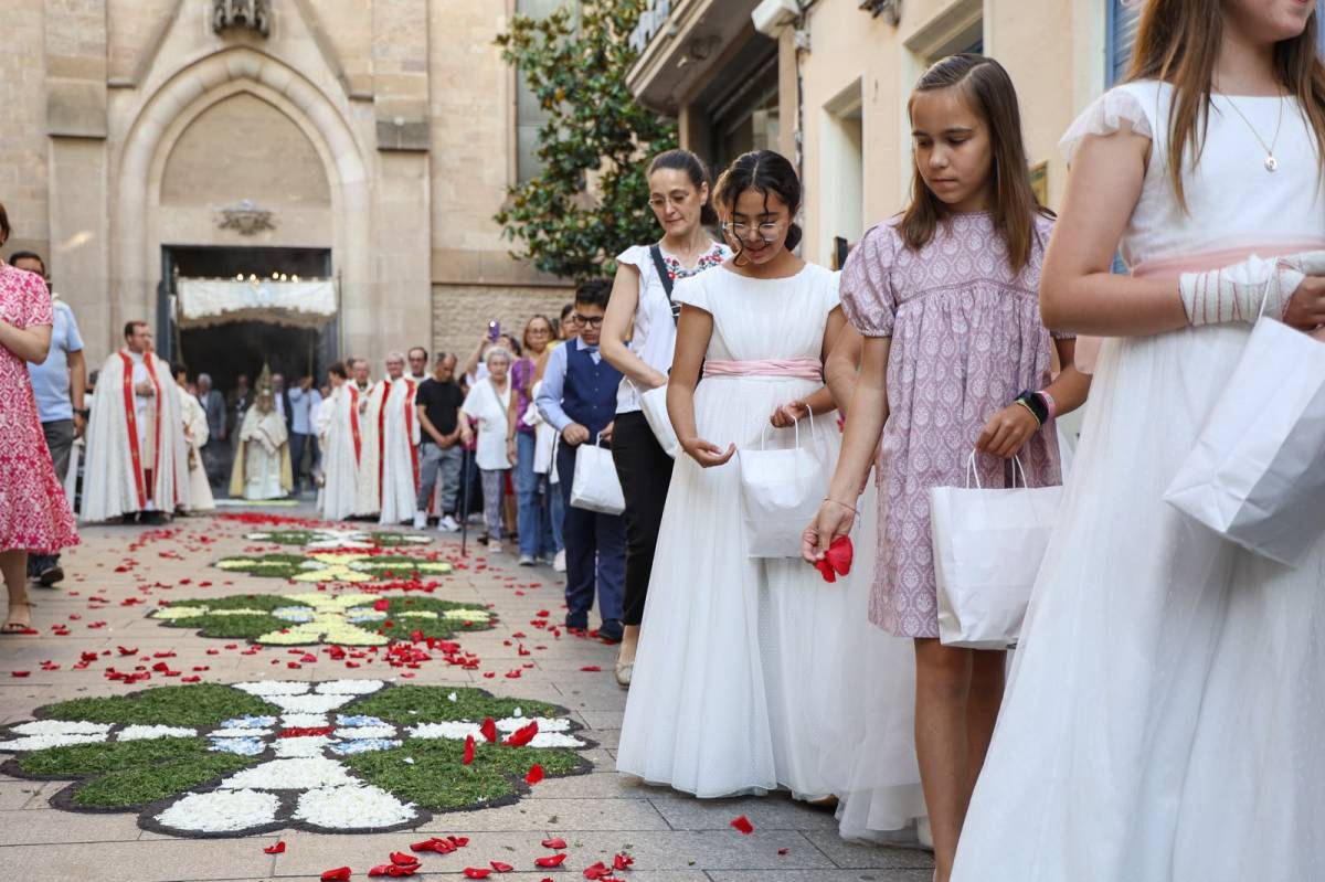FOTOS | Les catifes de flors tornen a omplir de color els carrers del centre pel Corpus