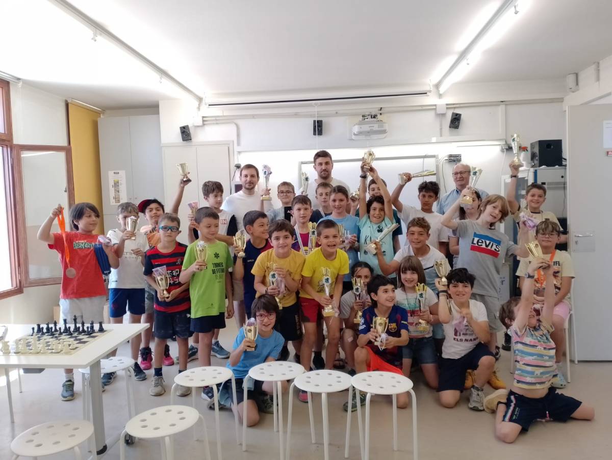  Més de 60 nens i nenes han tingut els escacs com una activitat extraescolar per jugar 