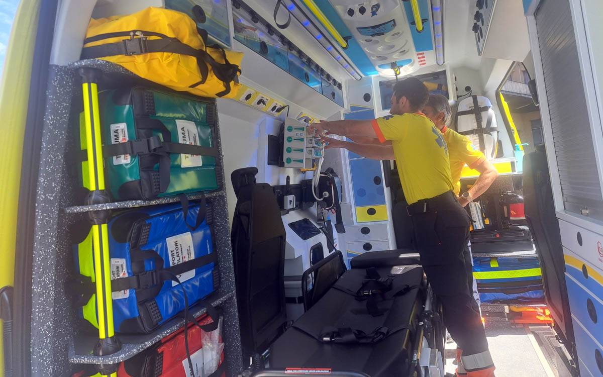 Interior d`una de les noves ambulàncies que el SEM desplegarà a la Catalunya Central