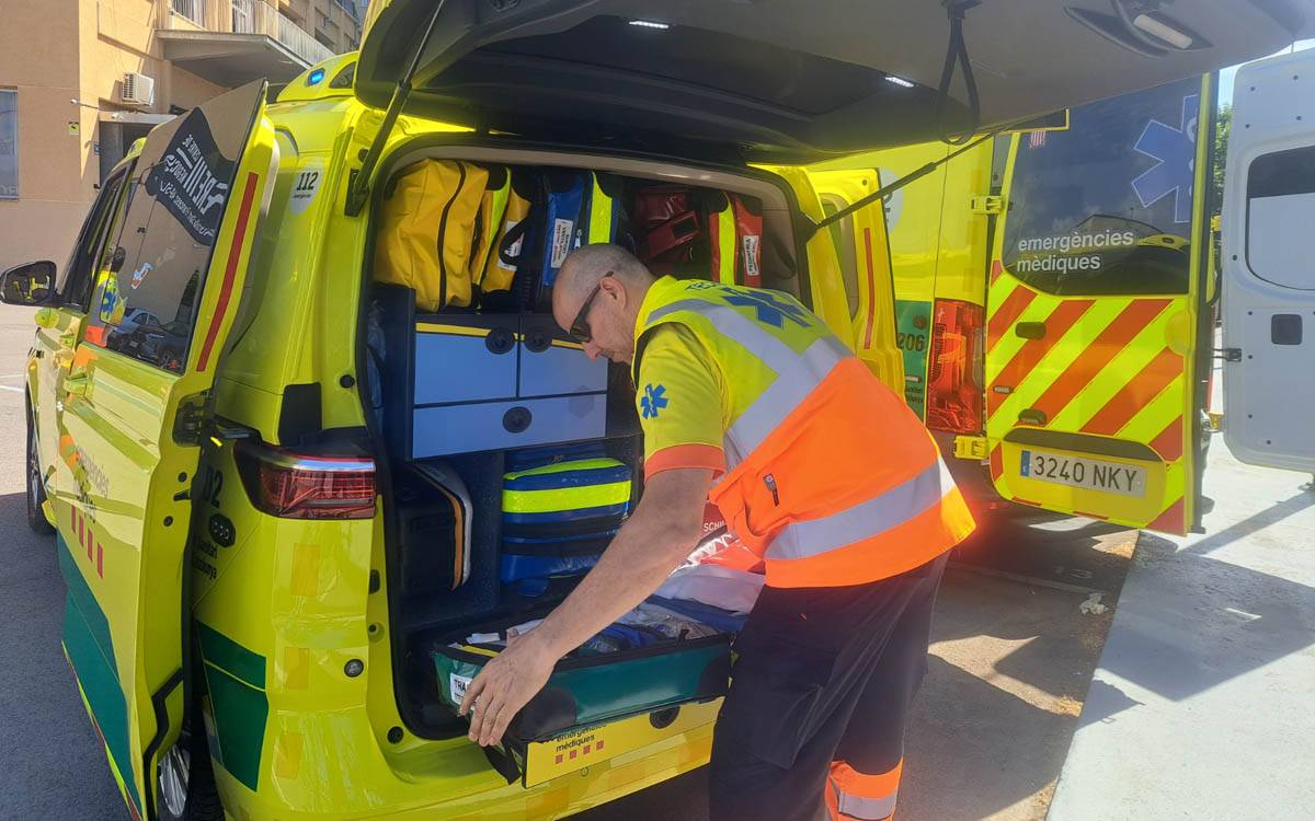 Un dels vehicles de suport sanitari urgent amb els kits d`emergències
