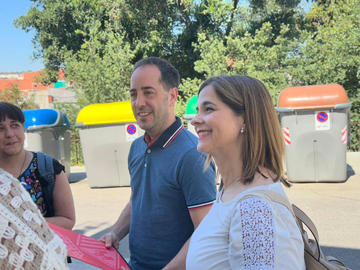 El regidor de Residus, Xavier Cardona, i la regidora del districte 4, Laura Rivas, durant la visita - El regidor de Residus, Xavier Cardona, i la regidora del districte 4, Laura Rivas, durant la visita