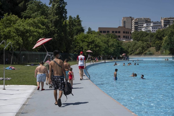Centenars de banyistes a Vallparadís el primer dia de la temporada