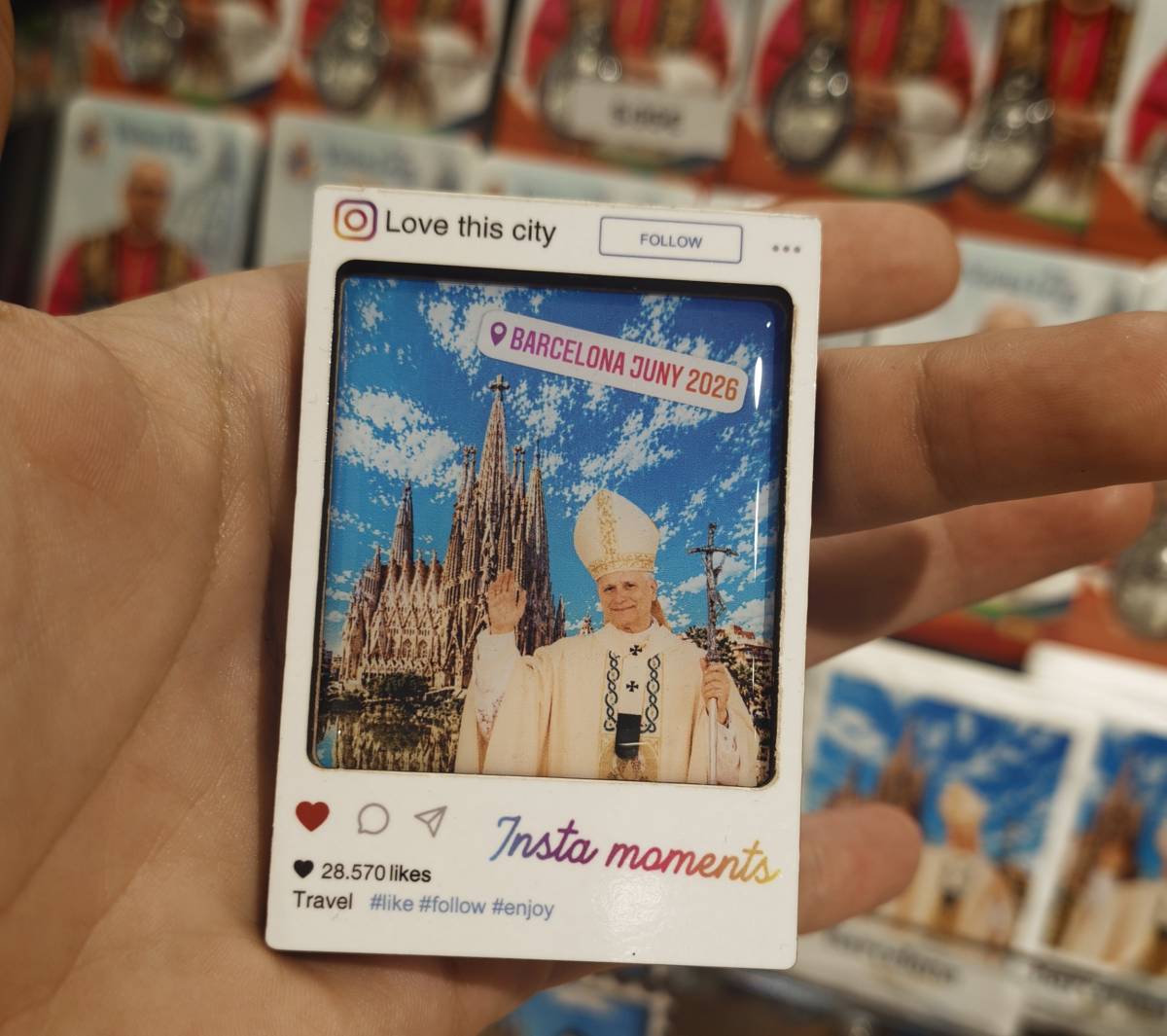 El Papa, representat en una publicació d`Instagram, a una botiga de souvenirs