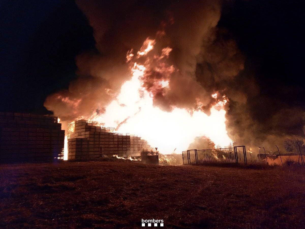 Evacuades diverses cases de Vila Montcada-Ciutat Jardí per l’incendi d’una cooperativa de Lleida