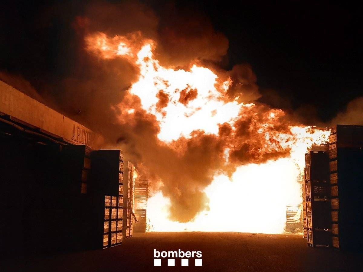 Les flames han provocat una gran columna de fum - Bombers
