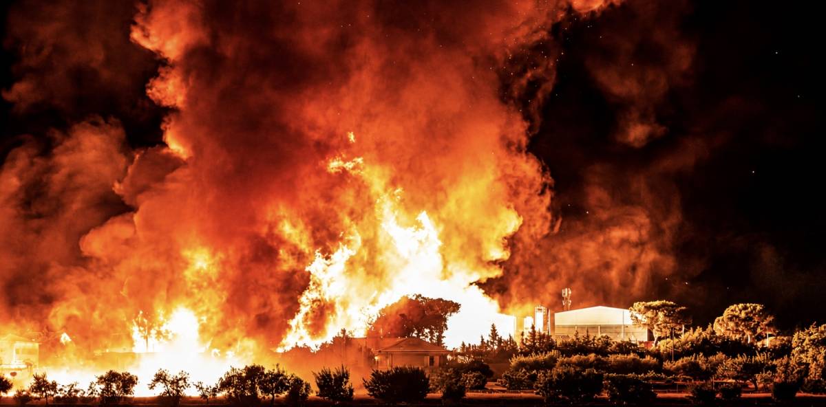 Evacuades diverses cases de Vila Montcada-Ciutat Jardí per l’incendi d’una cooperativa de Lleida