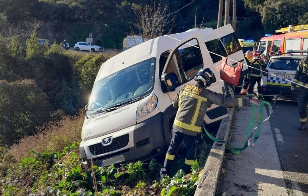 Aparatós accident d'un microbús escolar a Barcelona
