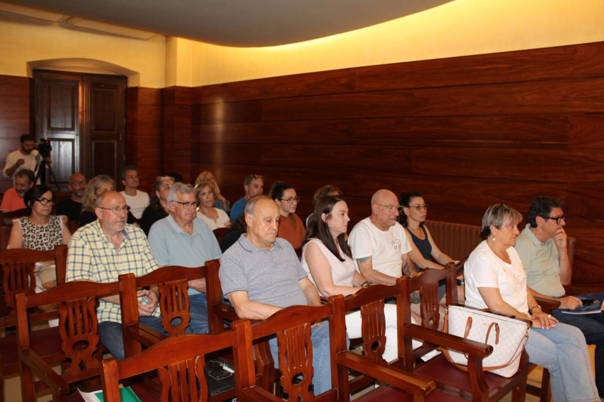 450 veïns i veïnes demanen aturar la cessió del solar annex a la Sala Polivalent de Solsona per construir-hi habitatge social