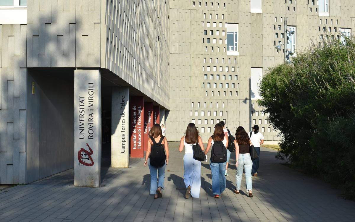 Estudiants ebrencs entrant a la URV a examinar-se de la selectivitat.