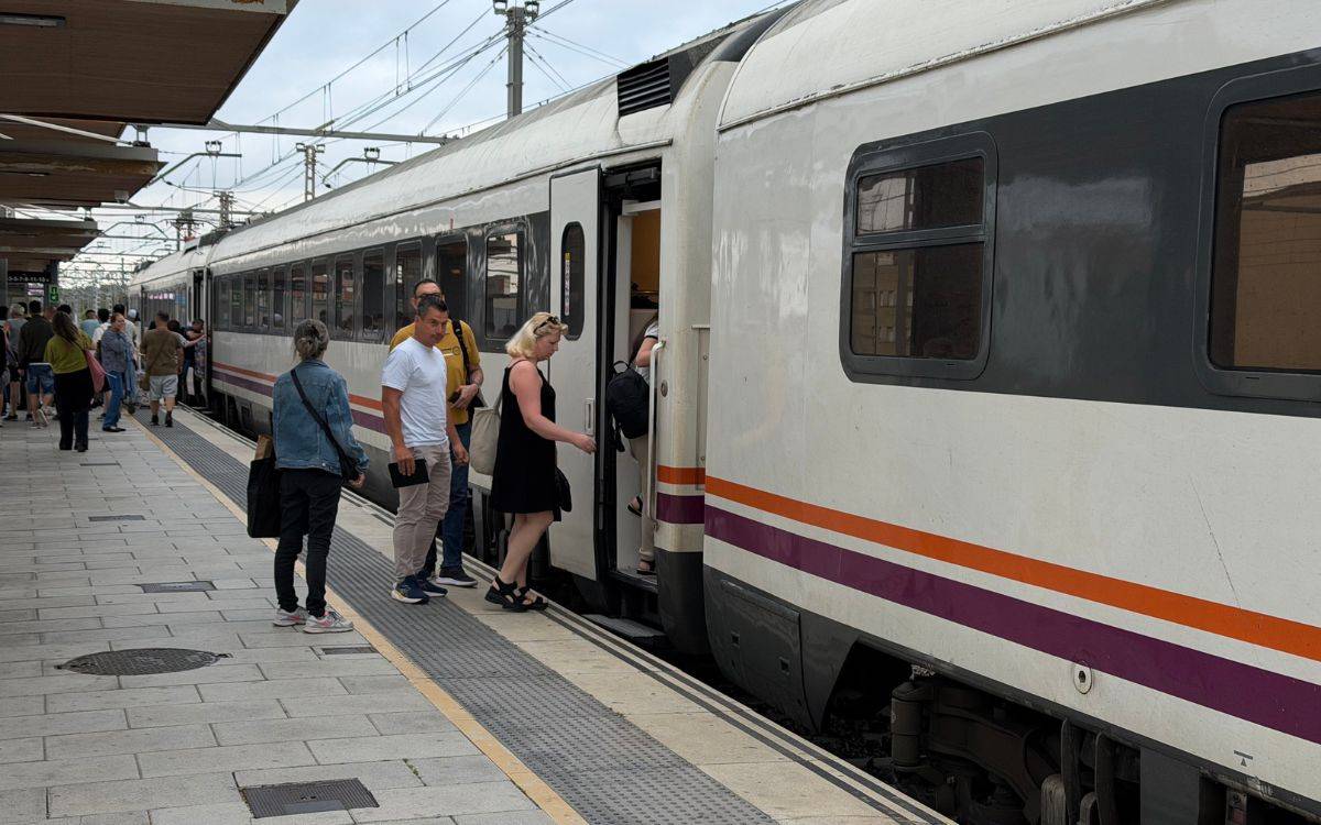 Retards a l'R2 Sud i als trens regionals en la represa del servei després de les obres als túnels del Garraf
