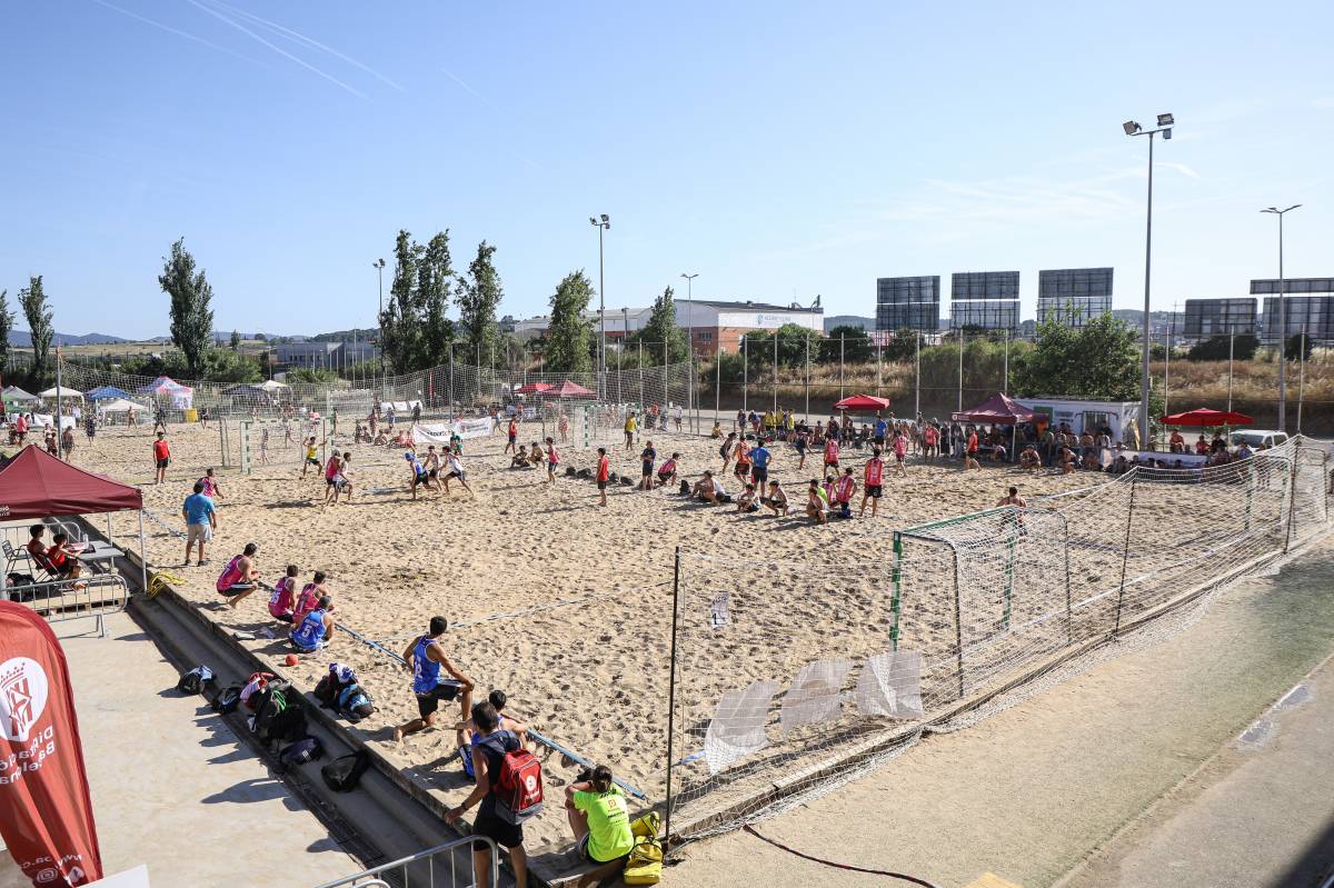 FOTOS | Així va anar la primera jornada del Tour Català d'handbol platja a Sabadell