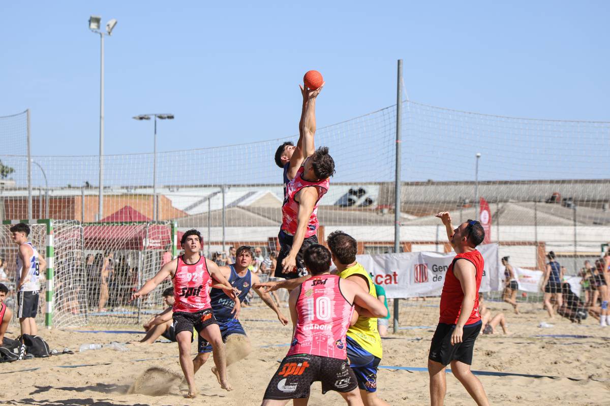 La primera jornada del Tour Català d`handbol platja, a Sabadell - Victor Castillo La primera jornada del Tour Català d`handbol platja, a Sabadell