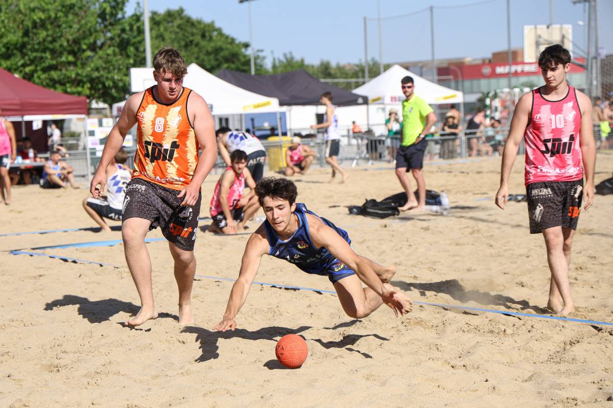 La primera jornada del Tour Català d`handbol platja, a Sabadell - Victor Castillo La primera jornada del Tour Català d`handbol platja, a Sabadell