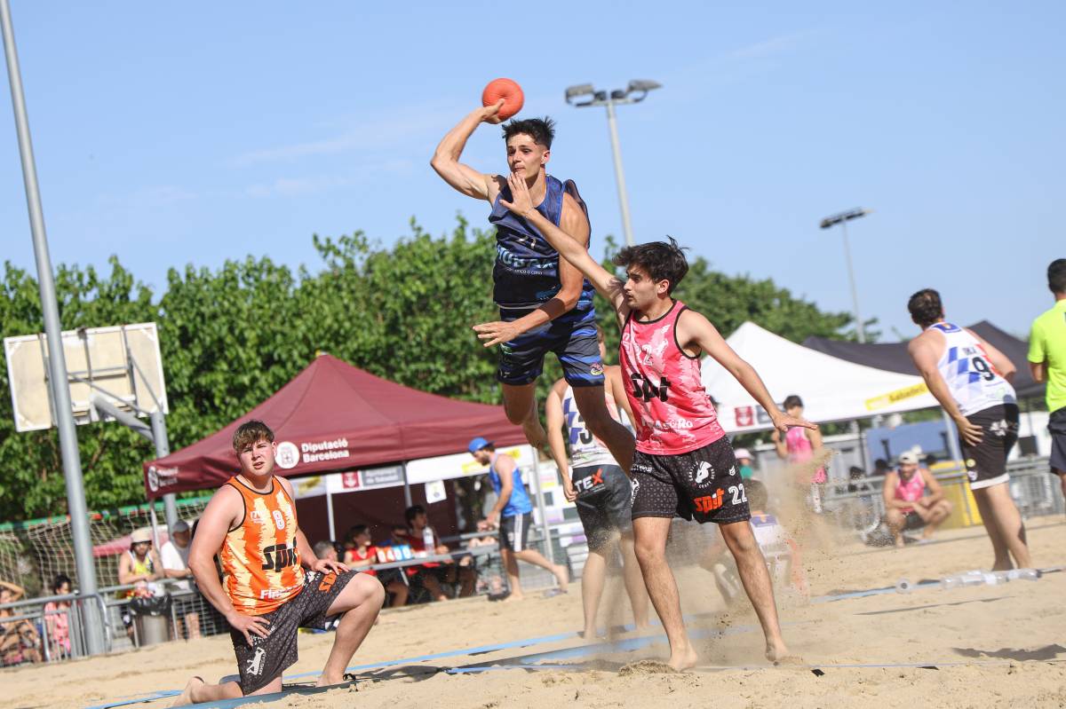La primera jornada del Tour Català d`handbol platja, a Sabadell - Victor Castillo La primera jornada del Tour Català d`handbol platja, a Sabadell