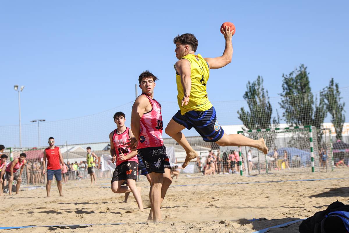 La primera jornada del Tour Català d`handbol platja, a Sabadell - Victor Castillo La primera jornada del Tour Català d`handbol platja, a Sabadell