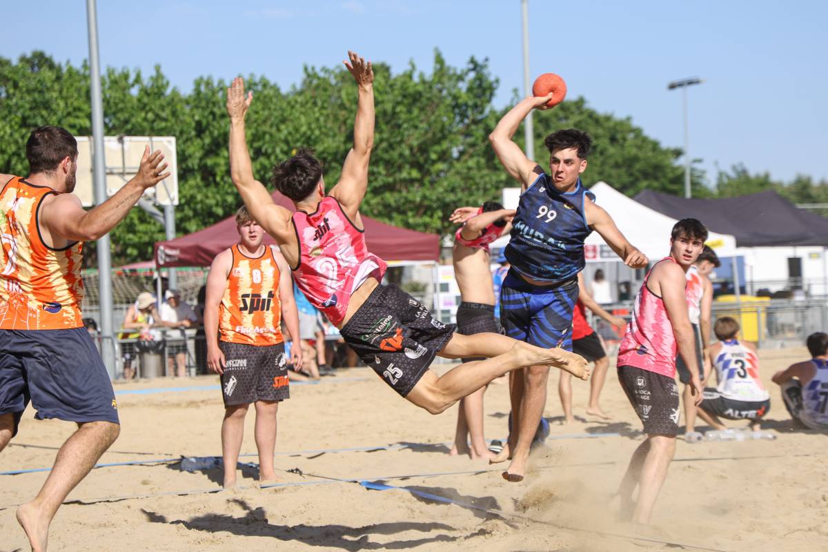 La primera jornada del Tour Català d`handbol platja, a Sabadell - Victor Castillo La primera jornada del Tour Català d`handbol platja, a Sabadell