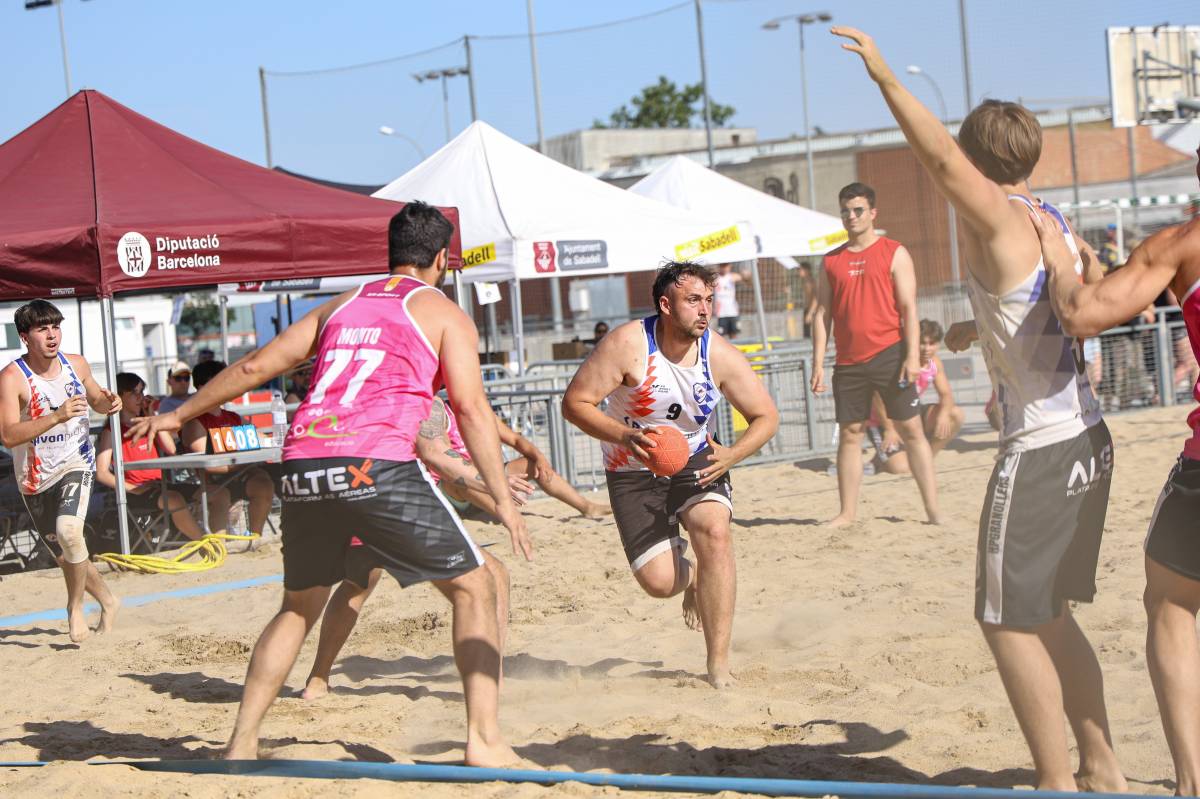La primera jornada del Tour Català d`handbol platja, a Sabadell - Victor Castillo La primera jornada del Tour Català d`handbol platja, a Sabadell