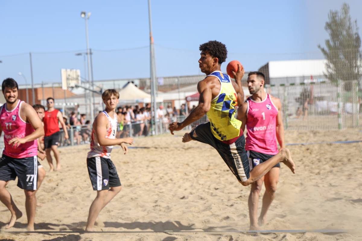 La primera jornada del Tour Català d`handbol platja, a Sabadell - Victor Castillo La primera jornada del Tour Català d`handbol platja, a Sabadell