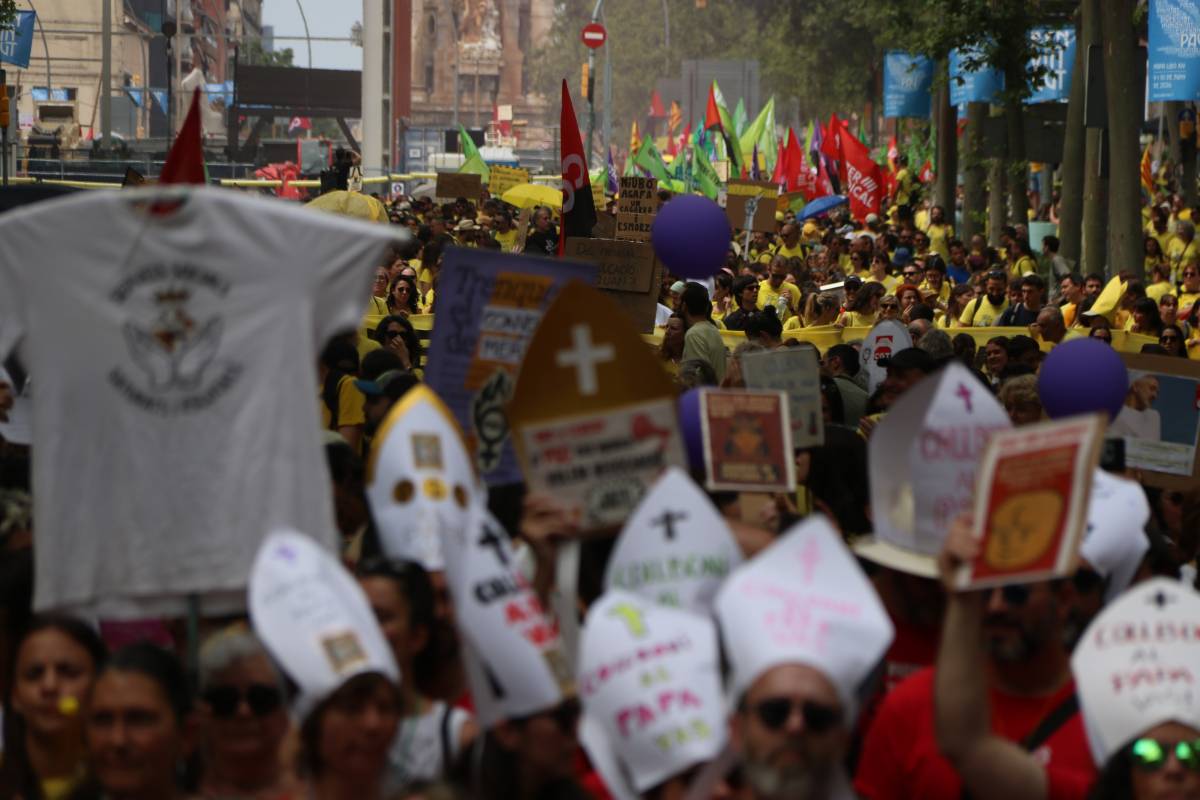 «Ni miracles ni caritat»: La Papavaga omple Barcelona amb proclames contra el Govern i Collboni