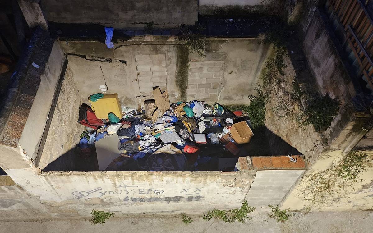 La travessia dels Drets torna a acumular deixalles a tocar de l'immoble destruït pel foc
