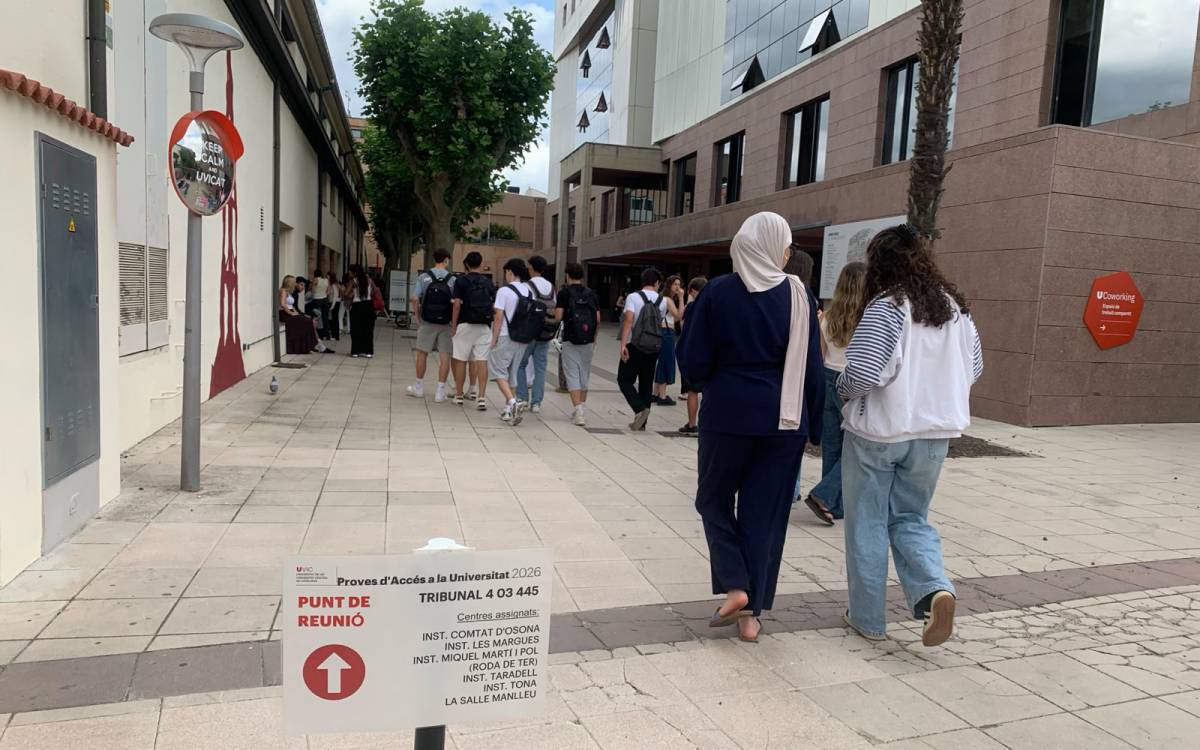 Estudiants moments abans d`entrar al primer examen de la selectivitat 2026 a la Universitat de Vic.