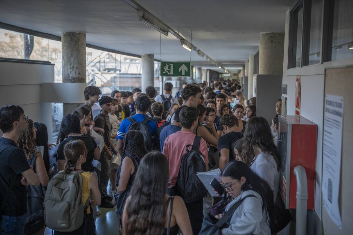 Estudiants a la Facultat de Veterinària, on s'examinava, per exemple, l'Institut Montserrat Roig - Nebridi Aróztegui
