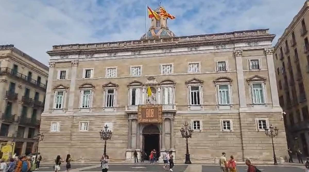 El Govern fa onejar excepcionalment la bandera del Vaticà al balcó de la Generalitat