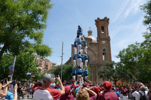 Els Castellers de Terrassa roden estructures a Sant Andreu amb la mirada posada en els castells de vuit