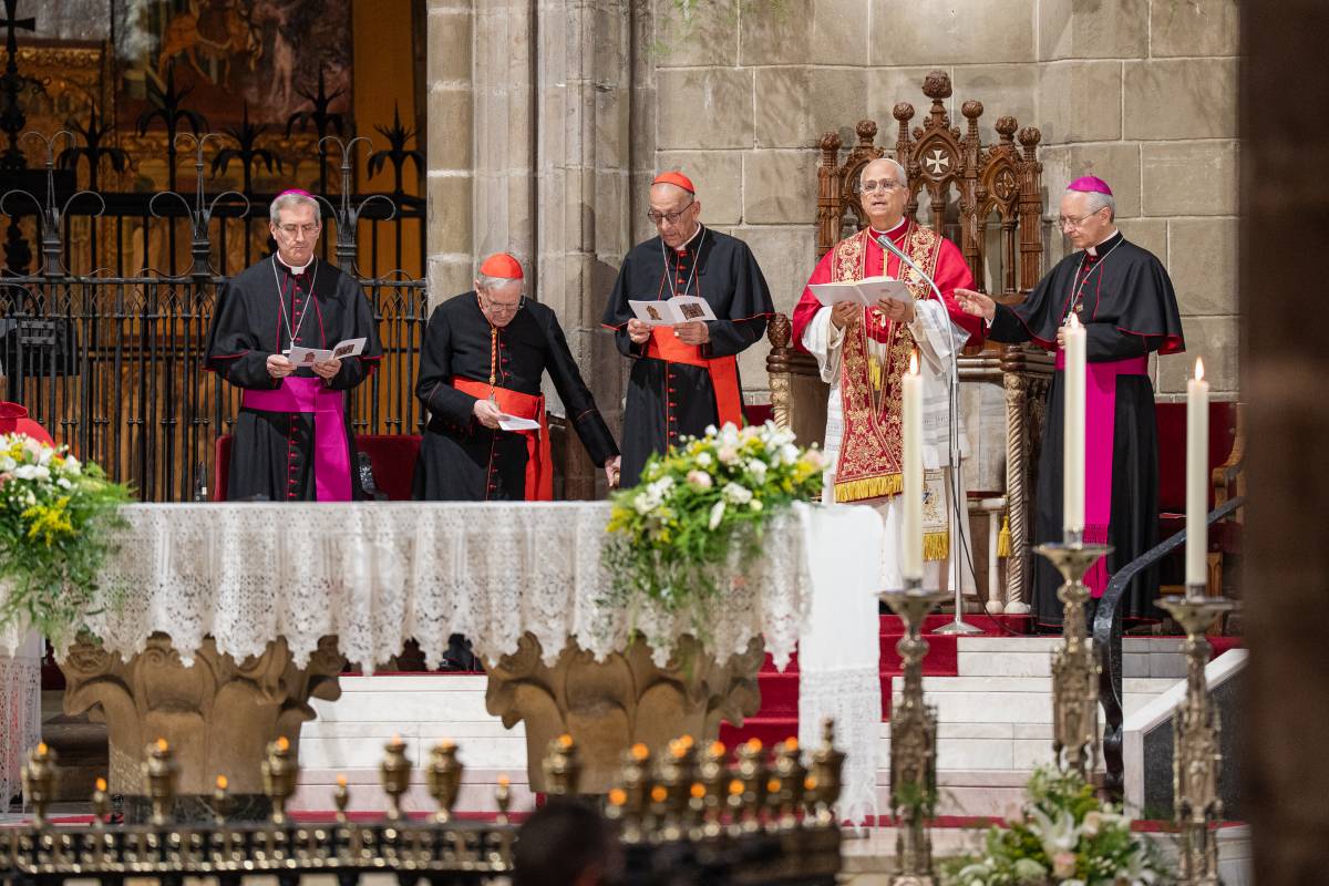 Milers de persones reben el Papa a la catedral de Barcelona